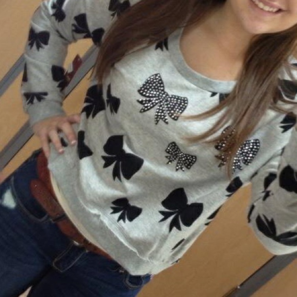 2/$15 Long sleeve crop top with bows and sequins